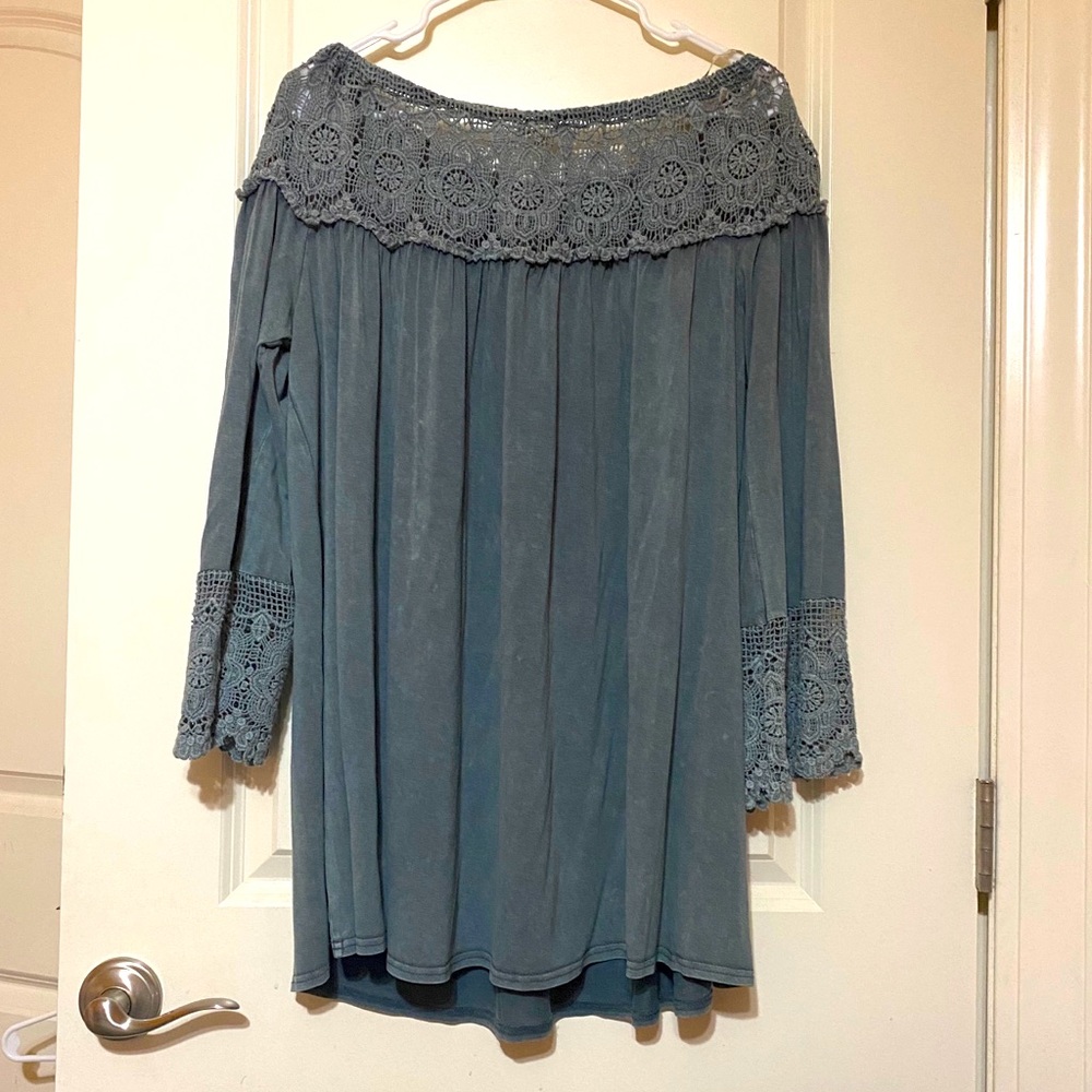 Off the shoulder teal gimmick top!